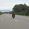 jak je vidět motorka za zadu na dálnici